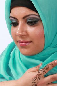 07-05-2009  ONDERWIJS: HAARLEMSE AKADEMIE GAAT OP OOSTERSE TOER MET VISAGIE LESSEN.De cursisten hadden voor de praktijk lessen ditmaal als opdracht een Oosterse make up te maken, gesluierd en half gesluierd. Het resultaat mocht er wezen en de docenten waren dan zeer in hun nopjes met het resultaat. 30 Mei a.s is hun examen en dan is de opdracht een make up en styling te maken van de zeventiger jaren. Wat zullen ze kleurig worden.
foto: Albert den Iseger team.