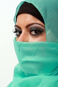 07-05-2009  ONDERWIJS: HAARLEMSE AKADEMIE GAAT OP OOSTERSE TOER MET VISAGIE LESSEN.De cursisten hadden voor de praktijk lessen ditmaal als opdracht een Oosterse make up te maken, gesluierd en half gesluierd. Het resultaat mocht er wezen en de docenten waren dan zeer in hun nopjes met het resultaat. 30 Mei a.s is hun examen en dan is de opdracht een make up en styling te maken van de zeventiger jaren. Wat zullen ze kleurig worden.
foto: Albert den Iseger team.