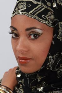 07-05-2009  ONDERWIJS: HAARLEMSE AKADEMIE GAAT OP OOSTERSE TOER MET VISAGIE LESSEN.De cursisten hadden voor de praktijk lessen ditmaal als opdracht een Oosterse make up te maken, gesluierd en half gesluierd. Het resultaat mocht er wezen en de docenten waren dan zeer in hun nopjes met het resultaat. 30 Mei a.s is hun examen en dan is de opdracht een make up en styling te maken van de zeventiger jaren. Wat zullen ze kleurig worden.
foto: Albert den Iseger team.