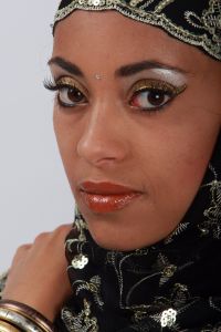 07-05-2009  ONDERWIJS: HAARLEMSE AKADEMIE GAAT OP OOSTERSE TOER MET VISAGIE LESSEN.De cursisten hadden voor de praktijk lessen ditmaal als opdracht een Oosterse make up te maken, gesluierd en half gesluierd. Het resultaat mocht er wezen en de docenten waren dan zeer in hun nopjes met het resultaat. 30 Mei a.s is hun examen en dan is de opdracht een make up en styling te maken van de zeventiger jaren. Wat zullen ze kleurig worden.
foto: Albert den Iseger team.