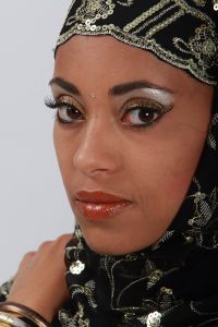 07-05-2009  ONDERWIJS: HAARLEMSE AKADEMIE GAAT OP OOSTERSE TOER MET VISAGIE LESSEN.De cursisten hadden voor de praktijk lessen ditmaal als opdracht een Oosterse make up te maken, gesluierd en half gesluierd. Het resultaat mocht er wezen en de docenten waren dan zeer in hun nopjes met het resultaat. 30 Mei a.s is hun examen en dan is de opdracht een make up en styling te maken van de zeventiger jaren. Wat zullen ze kleurig worden.
foto: Albert den Iseger team.