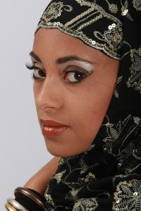 07-05-2009  ONDERWIJS: HAARLEMSE AKADEMIE GAAT OP OOSTERSE TOER MET VISAGIE LESSEN.De cursisten hadden voor de praktijk lessen ditmaal als opdracht een Oosterse make up te maken, gesluierd en half gesluierd. Het resultaat mocht er wezen en de docenten waren dan zeer in hun nopjes met het resultaat. 30 Mei a.s is hun examen en dan is de opdracht een make up en styling te maken van de zeventiger jaren. Wat zullen ze kleurig worden.
foto: Albert den Iseger team.