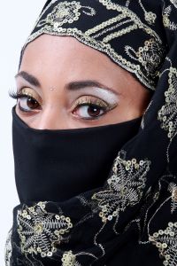 07-05-2009  ONDERWIJS: HAARLEMSE AKADEMIE GAAT OP OOSTERSE TOER MET VISAGIE LESSEN.De cursisten hadden voor de praktijk lessen ditmaal als opdracht een Oosterse make up te maken, gesluierd en half gesluierd. Het resultaat mocht er wezen en de docenten waren dan zeer in hun nopjes met het resultaat. 30 Mei a.s is hun examen en dan is de opdracht een make up en styling te maken van de zeventiger jaren. Wat zullen ze kleurig worden.
foto: Albert den Iseger team.