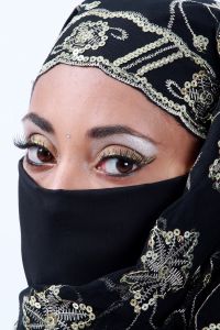 07-05-2009  ONDERWIJS: HAARLEMSE AKADEMIE GAAT OP OOSTERSE TOER MET VISAGIE LESSEN.De cursisten hadden voor de praktijk lessen ditmaal als opdracht een Oosterse make up te maken, gesluierd en half gesluierd. Het resultaat mocht er wezen en de docenten waren dan zeer in hun nopjes met het resultaat. 30 Mei a.s is hun examen en dan is de opdracht een make up en styling te maken van de zeventiger jaren. Wat zullen ze kleurig worden.
foto: Albert den Iseger team.