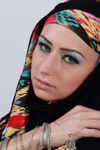 07-05-2009  ONDERWIJS: HAARLEMSE AKADEMIE GAAT OP OOSTERSE TOER MET VISAGIE LESSEN.De cursisten hadden voor de praktijk lessen ditmaal als opdracht een Oosterse make up te maken, gesluierd en half gesluierd. Het resultaat mocht er wezen en de docenten waren dan zeer in hun nopjes met het resultaat. 30 Mei a.s is hun examen en dan is de opdracht een make up en styling te maken van de zeventiger jaren. Wat zullen ze kleurig worden.
foto: Albert den Iseger team.