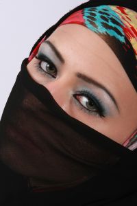 07-05-2009  ONDERWIJS: HAARLEMSE AKADEMIE GAAT OP OOSTERSE TOER MET VISAGIE LESSEN.De cursisten hadden voor de praktijk lessen ditmaal als opdracht een Oosterse make up te maken, gesluierd en half gesluierd. Het resultaat mocht er wezen en de docenten waren dan zeer in hun nopjes met het resultaat. 30 Mei a.s is hun examen en dan is de opdracht een make up en styling te maken van de zeventiger jaren. Wat zullen ze kleurig worden.
foto: Albert den Iseger team.