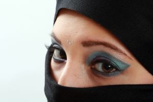 07-05-2009  ONDERWIJS: HAARLEMSE AKADEMIE GAAT OP OOSTERSE TOER MET VISAGIE LESSEN.De cursisten hadden voor de praktijk lessen ditmaal als opdracht een Oosterse make up te maken, gesluierd en half gesluierd. Het resultaat mocht er wezen en de docenten waren dan zeer in hun nopjes met het resultaat. 30 Mei a.s is hun examen en dan is de opdracht een make up en styling te maken van de zeventiger jaren. Wat zullen ze kleurig worden.
foto: Albert den Iseger team.