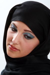07-05-2009  ONDERWIJS: HAARLEMSE AKADEMIE GAAT OP OOSTERSE TOER MET VISAGIE LESSEN.De cursisten hadden voor de praktijk lessen ditmaal als opdracht een Oosterse make up te maken, gesluierd en half gesluierd. Het resultaat mocht er wezen en de docenten waren dan zeer in hun nopjes met het resultaat. 30 Mei a.s is hun examen en dan is de opdracht een make up en styling te maken van de zeventiger jaren. Wat zullen ze kleurig worden.
foto: Albert den Iseger team.