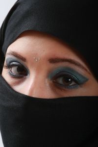 07-05-2009  ONDERWIJS: HAARLEMSE AKADEMIE GAAT OP OOSTERSE TOER MET VISAGIE LESSEN.De cursisten hadden voor de praktijk lessen ditmaal als opdracht een Oosterse make up te maken, gesluierd en half gesluierd. Het resultaat mocht er wezen en de docenten waren dan zeer in hun nopjes met het resultaat. 30 Mei a.s is hun examen en dan is de opdracht een make up en styling te maken van de zeventiger jaren. Wat zullen ze kleurig worden.
foto: Albert den Iseger team.