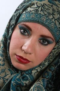 07-05-2009  ONDERWIJS: HAARLEMSE AKADEMIE GAAT OP OOSTERSE TOER MET VISAGIE LESSEN.De cursisten hadden voor de praktijk lessen ditmaal als opdracht een Oosterse make up te maken, gesluierd en half gesluierd. Het resultaat mocht er wezen en de docenten waren dan zeer in hun nopjes met het resultaat. 30 Mei a.s is hun examen en dan is de opdracht een make up en styling te maken van de zeventiger jaren. Wat zullen ze kleurig worden.
foto: Albert den Iseger team.