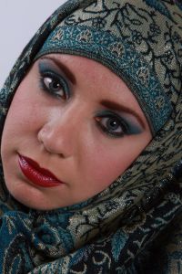 07-05-2009  ONDERWIJS: HAARLEMSE AKADEMIE GAAT OP OOSTERSE TOER MET VISAGIE LESSEN.De cursisten hadden voor de praktijk lessen ditmaal als opdracht een Oosterse make up te maken, gesluierd en half gesluierd. Het resultaat mocht er wezen en de docenten waren dan zeer in hun nopjes met het resultaat. 30 Mei a.s is hun examen en dan is de opdracht een make up en styling te maken van de zeventiger jaren. Wat zullen ze kleurig worden.
foto: Albert den Iseger team.