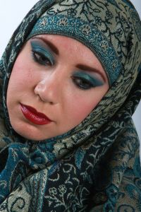 07-05-2009  ONDERWIJS: HAARLEMSE AKADEMIE GAAT OP OOSTERSE TOER MET VISAGIE LESSEN.De cursisten hadden voor de praktijk lessen ditmaal als opdracht een Oosterse make up te maken, gesluierd en half gesluierd. Het resultaat mocht er wezen en de docenten waren dan zeer in hun nopjes met het resultaat. 30 Mei a.s is hun examen en dan is de opdracht een make up en styling te maken van de zeventiger jaren. Wat zullen ze kleurig worden.
foto: Albert den Iseger team.