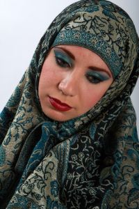 07-05-2009  ONDERWIJS: HAARLEMSE AKADEMIE GAAT OP OOSTERSE TOER MET VISAGIE LESSEN.De cursisten hadden voor de praktijk lessen ditmaal als opdracht een Oosterse make up te maken, gesluierd en half gesluierd. Het resultaat mocht er wezen en de docenten waren dan zeer in hun nopjes met het resultaat. 30 Mei a.s is hun examen en dan is de opdracht een make up en styling te maken van de zeventiger jaren. Wat zullen ze kleurig worden.
foto: Albert den Iseger team.