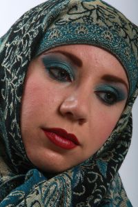 07-05-2009  ONDERWIJS: HAARLEMSE AKADEMIE GAAT OP OOSTERSE TOER MET VISAGIE LESSEN.De cursisten hadden voor de praktijk lessen ditmaal als opdracht een Oosterse make up te maken, gesluierd en half gesluierd. Het resultaat mocht er wezen en de docenten waren dan zeer in hun nopjes met het resultaat. 30 Mei a.s is hun examen en dan is de opdracht een make up en styling te maken van de zeventiger jaren. Wat zullen ze kleurig worden.
foto: Albert den Iseger team.