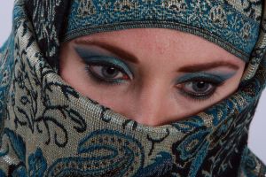 07-05-2009  ONDERWIJS: HAARLEMSE AKADEMIE GAAT OP OOSTERSE TOER MET VISAGIE LESSEN.De cursisten hadden voor de praktijk lessen ditmaal als opdracht een Oosterse make up te maken, gesluierd en half gesluierd. Het resultaat mocht er wezen en de docenten waren dan zeer in hun nopjes met het resultaat. 30 Mei a.s is hun examen en dan is de opdracht een make up en styling te maken van de zeventiger jaren. Wat zullen ze kleurig worden.
foto: Albert den Iseger team.