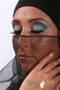07-05-2009  ONDERWIJS: HAARLEMSE AKADEMIE GAAT OP OOSTERSE TOER MET VISAGIE LESSEN.De cursisten hadden voor de praktijk lessen ditmaal als opdracht een Oosterse make up te maken, gesluierd en half gesluierd. Het resultaat mocht er wezen en de docenten waren dan zeer in hun nopjes met het resultaat. 30 Mei a.s is hun examen en dan is de opdracht een make up en styling te maken van de zeventiger jaren. Wat zullen ze kleurig worden.
foto: Albert den Iseger team.