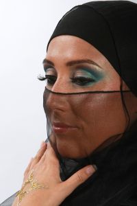 07-05-2009  ONDERWIJS: HAARLEMSE AKADEMIE GAAT OP OOSTERSE TOER MET VISAGIE LESSEN.De cursisten hadden voor de praktijk lessen ditmaal als opdracht een Oosterse make up te maken, gesluierd en half gesluierd. Het resultaat mocht er wezen en de docenten waren dan zeer in hun nopjes met het resultaat. 30 Mei a.s is hun examen en dan is de opdracht een make up en styling te maken van de zeventiger jaren. Wat zullen ze kleurig worden.
foto: Albert den Iseger team.