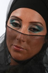 07-05-2009  ONDERWIJS: HAARLEMSE AKADEMIE GAAT OP OOSTERSE TOER MET VISAGIE LESSEN.De cursisten hadden voor de praktijk lessen ditmaal als opdracht een Oosterse make up te maken, gesluierd en half gesluierd. Het resultaat mocht er wezen en de docenten waren dan zeer in hun nopjes met het resultaat. 30 Mei a.s is hun examen en dan is de opdracht een make up en styling te maken van de zeventiger jaren. Wat zullen ze kleurig worden.
foto: Albert den Iseger team.