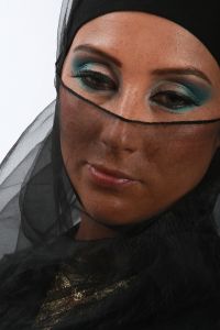 07-05-2009  ONDERWIJS: HAARLEMSE AKADEMIE GAAT OP OOSTERSE TOER MET VISAGIE LESSEN.De cursisten hadden voor de praktijk lessen ditmaal als opdracht een Oosterse make up te maken, gesluierd en half gesluierd. Het resultaat mocht er wezen en de docenten waren dan zeer in hun nopjes met het resultaat. 30 Mei a.s is hun examen en dan is de opdracht een make up en styling te maken van de zeventiger jaren. Wat zullen ze kleurig worden.
foto: Albert den Iseger team.