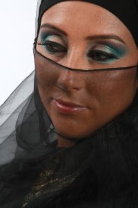 07-05-2009  ONDERWIJS: HAARLEMSE AKADEMIE GAAT OP OOSTERSE TOER MET VISAGIE LESSEN.De cursisten hadden voor de praktijk lessen ditmaal als opdracht een Oosterse make up te maken, gesluierd en half gesluierd. Het resultaat mocht er wezen en de docenten waren dan zeer in hun nopjes met het resultaat. 30 Mei a.s is hun examen en dan is de opdracht een make up en styling te maken van de zeventiger jaren. Wat zullen ze kleurig worden.
foto: Albert den Iseger team.