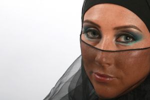 07-05-2009  ONDERWIJS: HAARLEMSE AKADEMIE GAAT OP OOSTERSE TOER MET VISAGIE LESSEN.De cursisten hadden voor de praktijk lessen ditmaal als opdracht een Oosterse make up te maken, gesluierd en half gesluierd. Het resultaat mocht er wezen en de docenten waren dan zeer in hun nopjes met het resultaat. 30 Mei a.s is hun examen en dan is de opdracht een make up en styling te maken van de zeventiger jaren. Wat zullen ze kleurig worden.
foto: Albert den Iseger team.