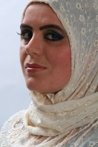 07-05-2009  ONDERWIJS: HAARLEMSE AKADEMIE GAAT OP OOSTERSE TOER MET VISAGIE LESSEN.De cursisten hadden voor de praktijk lessen ditmaal als opdracht een Oosterse make up te maken, gesluierd en half gesluierd. Het resultaat mocht er wezen en de docenten waren dan zeer in hun nopjes met het resultaat. 30 Mei a.s is hun examen en dan is de opdracht een make up en styling te maken van de zeventiger jaren. Wat zullen ze kleurig worden.
foto: Albert den Iseger team.