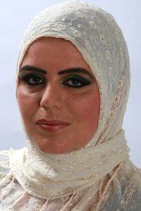 07-05-2009  ONDERWIJS: HAARLEMSE AKADEMIE GAAT OP OOSTERSE TOER MET VISAGIE LESSEN.De cursisten hadden voor de praktijk lessen ditmaal als opdracht een Oosterse make up te maken, gesluierd en half gesluierd. Het resultaat mocht er wezen en de docenten waren dan zeer in hun nopjes met het resultaat. 30 Mei a.s is hun examen en dan is de opdracht een make up en styling te maken van de zeventiger jaren. Wat zullen ze kleurig worden.
foto: Albert den Iseger team.