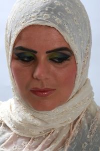 07-05-2009  ONDERWIJS: HAARLEMSE AKADEMIE GAAT OP OOSTERSE TOER MET VISAGIE LESSEN.De cursisten hadden voor de praktijk lessen ditmaal als opdracht een Oosterse make up te maken, gesluierd en half gesluierd. Het resultaat mocht er wezen en de docenten waren dan zeer in hun nopjes met het resultaat. 30 Mei a.s is hun examen en dan is de opdracht een make up en styling te maken van de zeventiger jaren. Wat zullen ze kleurig worden.
foto: Albert den Iseger team.
