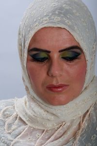 07-05-2009  ONDERWIJS: HAARLEMSE AKADEMIE GAAT OP OOSTERSE TOER MET VISAGIE LESSEN.De cursisten hadden voor de praktijk lessen ditmaal als opdracht een Oosterse make up te maken, gesluierd en half gesluierd. Het resultaat mocht er wezen en de docenten waren dan zeer in hun nopjes met het resultaat. 30 Mei a.s is hun examen en dan is de opdracht een make up en styling te maken van de zeventiger jaren. Wat zullen ze kleurig worden.
foto: Albert den Iseger team.