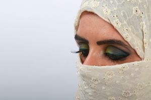 07-05-2009  ONDERWIJS: HAARLEMSE AKADEMIE GAAT OP OOSTERSE TOER MET VISAGIE LESSEN.De cursisten hadden voor de praktijk lessen ditmaal als opdracht een Oosterse make up te maken, gesluierd en half gesluierd. Het resultaat mocht er wezen en de docenten waren dan zeer in hun nopjes met het resultaat. 30 Mei a.s is hun examen en dan is de opdracht een make up en styling te maken van de zeventiger jaren. Wat zullen ze kleurig worden.
foto: Albert den Iseger team.