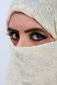 07-05-2009  ONDERWIJS: HAARLEMSE AKADEMIE GAAT OP OOSTERSE TOER MET VISAGIE LESSEN.De cursisten hadden voor de praktijk lessen ditmaal als opdracht een Oosterse make up te maken, gesluierd en half gesluierd. Het resultaat mocht er wezen en de docenten waren dan zeer in hun nopjes met het resultaat. 30 Mei a.s is hun examen en dan is de opdracht een make up en styling te maken van de zeventiger jaren. Wat zullen ze kleurig worden.
foto: Albert den Iseger team.