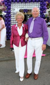 05-05-2009 SHOWBIZZ; GERARD JOLING WERD 49 JAAR EN VIERDE DAT MET VRIENDEN AAN DE AMSTEL. Het Restaurant het Kleine Kalfje was ineens gegroeid naar een grote roze en lila feest theater. Duizenden balonnen sierden de horeca lokarie aan de Amstel. Veel vrienden en vriendinnen waren op komen draven naar het feest van de bezige Gerard. Hij was weer de op en top gastheer en ontving iedereen persoonlijk met meer dan een gulle lach. Onder de vele gasten bevond zich ook Gerards nwe vriend. Het is nog zo pril deze nieuwe vriend dus even niet in de spotlights maar ik hoop wel dat het tussen ons wat word. We zullen zien of Gerard inderdaad over een jaar wanneer hij 50 word dit mag vieren samen met een vaste relatie.
Foto: Albert den Iseger.