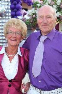05-05-2009 SHOWBIZZ; GERARD JOLING WERD 49 JAAR EN VIERDE DAT MET VRIENDEN AAN DE AMSTEL. Het Restaurant het Kleine Kalfje was ineens gegroeid naar een grote roze en lila feest theater. Duizenden balonnen sierden de horeca lokarie aan de Amstel. Veel vrienden en vriendinnen waren op komen draven naar het feest van de bezige Gerard. Hij was weer de op en top gastheer en ontving iedereen persoonlijk met meer dan een gulle lach. Onder de vele gasten bevond zich ook Gerards nwe vriend. Het is nog zo pril deze nieuwe vriend dus even niet in de spotlights maar ik hoop wel dat het tussen ons wat word. We zullen zien of Gerard inderdaad over een jaar wanneer hij 50 word dit mag vieren samen met een vaste relatie.
Foto: Albert den Iseger.