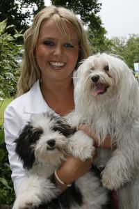 15-05-2009 SHOWBIZZ; MONIQUE SMIT KRIJGT VANDAAG DE SLEUTELS VAN HAAR NWE HUIS. Vandaag is het zo ver voor Monique Smit ze krijgt de sleutels van haar eerste eigen huisje in Volendam. Het moet nog wel flink worden verbouwd maar de plannen zijn al helemaal rond. Het buurtje waar ze gaat wonen is een van de mooiste plekjes in Volandam
Een groot grasveld voor de deur,speeltuintje voor de aller jongste en aardige buren. Als het huisje klaar is en Monique is helemaal klaar dan gaat ze op zoek naar een lief klein hondje. Haar harte wens. Thuis mocht ze geen hondje hebben van haar ouders maar nu dat ze straks alleen woont komt er toch een lief hondje. Als ik moet optreden gaat hij mee de Audi Q5 in zodat hij niet alleen thuis hoeft te blijven, aldus Monique.
foto: Albert den Iseger.