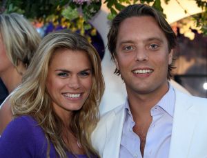 05-05-2009 SHOWBIZZ; GERARD JOLING WERD 49 JAAR EN VIERDE DAT MET VRIENDEN AAN DE AMSTEL. Het Restaurant het Kleine Kalfje was ineens gegroeid naar een grote roze en lila feest theater. Duizenden balonnen sierden de horeca lokarie aan de Amstel. Veel vrienden en vriendinnen waren op komen draven naar het feest van de bezige Gerard. Hij was weer de op en top gastheer en ontving iedereen persoonlijk met meer dan een gulle lach. Onder de vele gasten bevond zich ook Gerards nwe vriend. Het is nog zo pril deze nieuwe vriend dus even niet in de spotlights maar ik hoop wel dat het tussen ons wat word. We zullen zien of Gerard inderdaad over een jaar wanneer hij 50 word dit mag vieren samen met een vaste relatie.
Foto: Albert den Iseger.