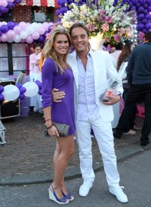 05-05-2009 SHOWBIZZ; GERARD JOLING WERD 49 JAAR EN VIERDE DAT MET VRIENDEN AAN DE AMSTEL. Het Restaurant het Kleine Kalfje was ineens gegroeid naar een grote roze en lila feest theater. Duizenden balonnen sierden de horeca lokarie aan de Amstel. Veel vrienden en vriendinnen waren op komen draven naar het feest van de bezige Gerard. Hij was weer de op en top gastheer en ontving iedereen persoonlijk met meer dan een gulle lach. Onder de vele gasten bevond zich ook Gerards nwe vriend. Het is nog zo pril deze nieuwe vriend dus even niet in de spotlights maar ik hoop wel dat het tussen ons wat word. We zullen zien of Gerard inderdaad over een jaar wanneer hij 50 word dit mag vieren samen met een vaste relatie.
Foto: Albert den Iseger.