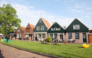 26-04-2009 SHOWBIZZ; MONIQUE SMIT KOOPT HUIS IN MOOISTE HOFJE VAN VOLENDAM.
foto: Albert den Iseger