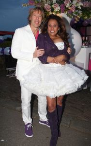 05-05-2009 SHOWBIZZ; GERARD JOLING WERD 49 JAAR EN VIERDE DAT MET VRIENDEN AAN DE AMSTEL. Het Restaurant het Kleine Kalfje was ineens gegroeid naar een grote roze en lila feest theater. Duizenden balonnen sierden de horeca lokarie aan de Amstel. Veel vrienden en vriendinnen waren op komen draven naar het feest van de bezige Gerard. Hij was weer de op en top gastheer en ontving iedereen persoonlijk met meer dan een gulle lach. Onder de vele gasten bevond zich ook Gerards nwe vriend. Het is nog zo pril deze nieuwe vriend dus even niet in de spotlights maar ik hoop wel dat het tussen ons wat word. We zullen zien of Gerard inderdaad over een jaar wanneer hij 50 word dit mag vieren samen met een vaste relatie.
Foto: Albert den Iseger.