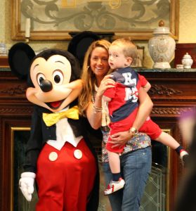 24-04-2009 SHOWBIZZ; RAMONA SNEIJDER ZOEKT AFLEIDING IN EURO DISNEY. Samen met zuster-vriendin en zoon Jessey was Ramona 3 dagen in Euro Disney.Even de gezelligheid opzoeken en plezier maken met Mickey-Pluto en al hun vrienden. De scheiding tussen Wesley en Ramona is nog niet afgerond en gedurende deze nare periode zoekt Ramona de gezelligheid elders.
foto: Albert den Iseger.