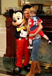 24-04-2009 SHOWBIZZ; RAMONA SNEIJDER ZOEKT AFLEIDING IN EURO DISNEY. Samen met zuster-vriendin en zoon Jessey was Ramona 3 dagen in Euro Disney.Even de gezelligheid opzoeken en plezier maken met Mickey-Pluto en al hun vrienden. De scheiding tussen Wesley en Ramona is nog niet afgerond en gedurende deze nare periode zoekt Ramona de gezelligheid elders.
foto: Albert den Iseger.