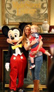 24-04-2009 SHOWBIZZ; RAMONA SNEIJDER ZOEKT AFLEIDING IN EURO DISNEY. Samen met zuster-vriendin en zoon Jessey was Ramona 3 dagen in Euro Disney.Even de gezelligheid opzoeken en plezier maken met Mickey-Pluto en al hun vrienden. De scheiding tussen Wesley en Ramona is nog niet afgerond en gedurende deze nare periode zoekt Ramona de gezelligheid elders.
foto: Albert den Iseger.