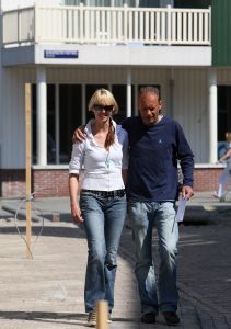01-05-2009 SHOIWBIZZ; RON BOSZHARD WOONT AL SAMEN MET ZIJN NWE LIEFDE EMILIE. Ron Boszhard 45 woont nu samen met zijn nieuwe liefde Emilie 28 in Landsmeer.
foto: Albert den Iseger.