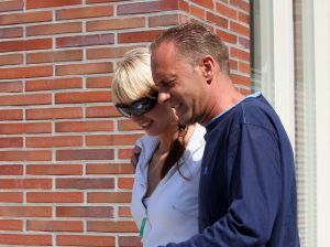 01-05-2009 SHOIWBIZZ; RON BOSZHARD WOONT AL SAMEN MET ZIJN NWE LIEFDE EMILIE. Ron Boszhard 45 woont nu samen met zijn nieuwe liefde Emilie 28 in Landsmeer.
foto: Albert den Iseger.