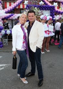 05-05-2009 SHOWBIZZ; GERARD JOLING WERD 49 JAAR EN VIERDE DAT MET VRIENDEN AAN DE AMSTEL. Het Restaurant het Kleine Kalfje was ineens gegroeid naar een grote roze en lila feest theater. Duizenden balonnen sierden de horeca lokarie aan de Amstel. Veel vrienden en vriendinnen waren op komen draven naar het feest van de bezige Gerard. Hij was weer de op en top gastheer en ontving iedereen persoonlijk met meer dan een gulle lach. Onder de vele gasten bevond zich ook Gerards nwe vriend. Het is nog zo pril deze nieuwe vriend dus even niet in de spotlights maar ik hoop wel dat het tussen ons wat word. We zullen zien of Gerard inderdaad over een jaar wanneer hij 50 word dit mag vieren samen met een vaste relatie.
Foto: Albert den Iseger.