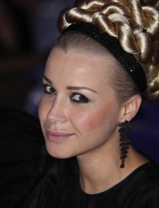 21-05-2009 SHOWBIZZ; COIFFURE AWARD 2009 EEN GALA EVENT IN DE AMSTERDAMSE RAI ELICIUM.
Een pracht van een evenement dat georganiseerd wederom door het Vakmagazine Coiffure en Schwarzkopf Proffessional. Vele bekende waren weer komen opdraven om waarschijnlijk de goed gevulde goodybag op het eind van de avond  weer mee naar huis toe te nemen. Gerard Joling ronde de avond af met spetterend optreden en vele kappers en kapsters gingen beladen met Awards na deze spannende avond richting huis.
foto: Albert den Iseger
