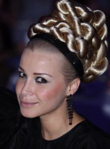 21-05-2009 SHOWBIZZ; COIFFURE AWARD 2009 EEN GALA EVENT IN DE AMSTERDAMSE RAI ELICIUM.
Een pracht van een evenement dat georganiseerd wederom door het Vakmagazine Coiffure en Schwarzkopf Proffessional. Vele bekende waren weer komen opdraven om waarschijnlijk de goed gevulde goodybag op het eind van de avond  weer mee naar huis toe te nemen. Gerard Joling ronde de avond af met spetterend optreden en vele kappers en kapsters gingen beladen met Awards na deze spannende avond richting huis.
foto: Albert den Iseger