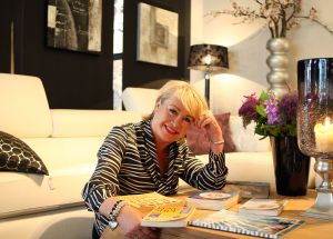 31-05-2009 SHOWBIZZ; VIOLA HOLT IS NU WINKELJUF MAAR DAN WEL EEN MET VEEL ALLURE EN CHARME. Viola werkt nu voor enkele dagen per week in een Almeerse woonwinkel en doet dat met erg veel plezier. Op haar visite kaartje staat met mooie letters geschreven Viola Holt Interieurstyliste.
foto: Albert den Iseger