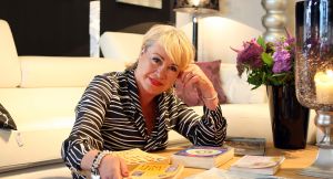 31-05-2009 SHOWBIZZ; VIOLA HOLT IS NU WINKELJUF MAAR DAN WEL EEN MET VEEL ALLURE EN CHARME. Viola werkt nu voor enkele dagen per week in een Almeerse woonwinkel en doet dat met erg veel plezier. Op haar visite kaartje staat met mooie letters geschreven Viola Holt Interieurstyliste.
foto: Albert den Iseger