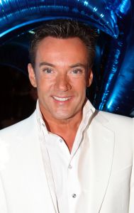 16-05-2010 SHOWBIZZ; GERARD JOLING WERD 50 JAAR EN DAAROM WERD HET EEN FEESTJE VOOR VRIENDEN EN FAMILIE. In de Hotels van Oranje te Noordwijk werd het een verzamelplaats van vrienden en familie en niet zo zeer van bekende Nederlanders. Ook de aanwezige pers was niet van harte welkom op het feestje van Gerard. De schrijvende pers werd zelfs door een medewerkster van het management van Gerard de toegang tot de feestzaal  geweigerd zodat een goed sfeerverslag van het feestje onmogelijk werd gemaakt. Omdat het buiten erg koud was mochten de aanwezige fotografen dan wel binnen staan, maar wel achter een afscheiding nauwlettend in de gaten gehouden door brede mannen met oordopjes in. Een ietswat chanante vertoning voor de mensen die Gerard al meer dan 20 jaar fotograferen. De paar bekende Nederlanders die door weer en wind wel kwamen opdraven vonden het ook een ietswat vreemde beslissing van de organisatie. Gerard bood zijn excuses aan voor het feit dat het niet zo soepeltjes verliep maar zei: Ik heb niks met de organisatie van dit alles te maken, terwijl het management vertelde dat het draaiboek van deze avond was samengesteld door Gerard, Wino (manager) en zijn assistente. Voor de gasten was het waarschijnlijk weer een over de TOP feestje maar voor de pers een teleurstelling terwijl deze juist gedeeltelijk hebben meegeholpen aan de glansrijke carriere van Gerard Joling. 
foto: Albert den Iseger