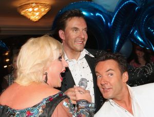 16-05-2010 SHOWBIZZ; GERARD JOLING WERD 50 JAAR EN DAAROM WERD HET EEN FEESTJE VOOR VRIENDEN EN FAMILIE. In de Hotels van Oranje te Noordwijk werd het een verzamelplaats van vrienden en familie en niet zo zeer van bekende Nederlanders. Ook de aanwezige pers was niet van harte welkom op het feestje van Gerard. De schrijvende pers werd zelfs door een medewerkster van het management van Gerard de toegang tot de feestzaal  geweigerd zodat een goed sfeerverslag van het feestje onmogelijk werd gemaakt. Omdat het buiten erg koud was mochten de aanwezige fotografen dan wel binnen staan, maar wel achter een afscheiding nauwlettend in de gaten gehouden door brede mannen met oordopjes in. Een ietswat chanante vertoning voor de mensen die Gerard al meer dan 20 jaar fotograferen. De paar bekende Nederlanders die door weer en wind wel kwamen opdraven vonden het ook een ietswat vreemde beslissing van de organisatie. Gerard bood zijn excuses aan voor het feit dat het niet zo soepeltjes verliep maar zei: Ik heb niks met de organisatie van dit alles te maken, terwijl het management vertelde dat het draaiboek van deze avond was samengesteld door Gerard, Wino (manager) en zijn assistente. Voor de gasten was het waarschijnlijk weer een over de TOP feestje maar voor de pers een teleurstelling terwijl deze juist gedeeltelijk hebben meegeholpen aan de glansrijke carriere van Gerard Joling. 
foto: Albert den Iseger